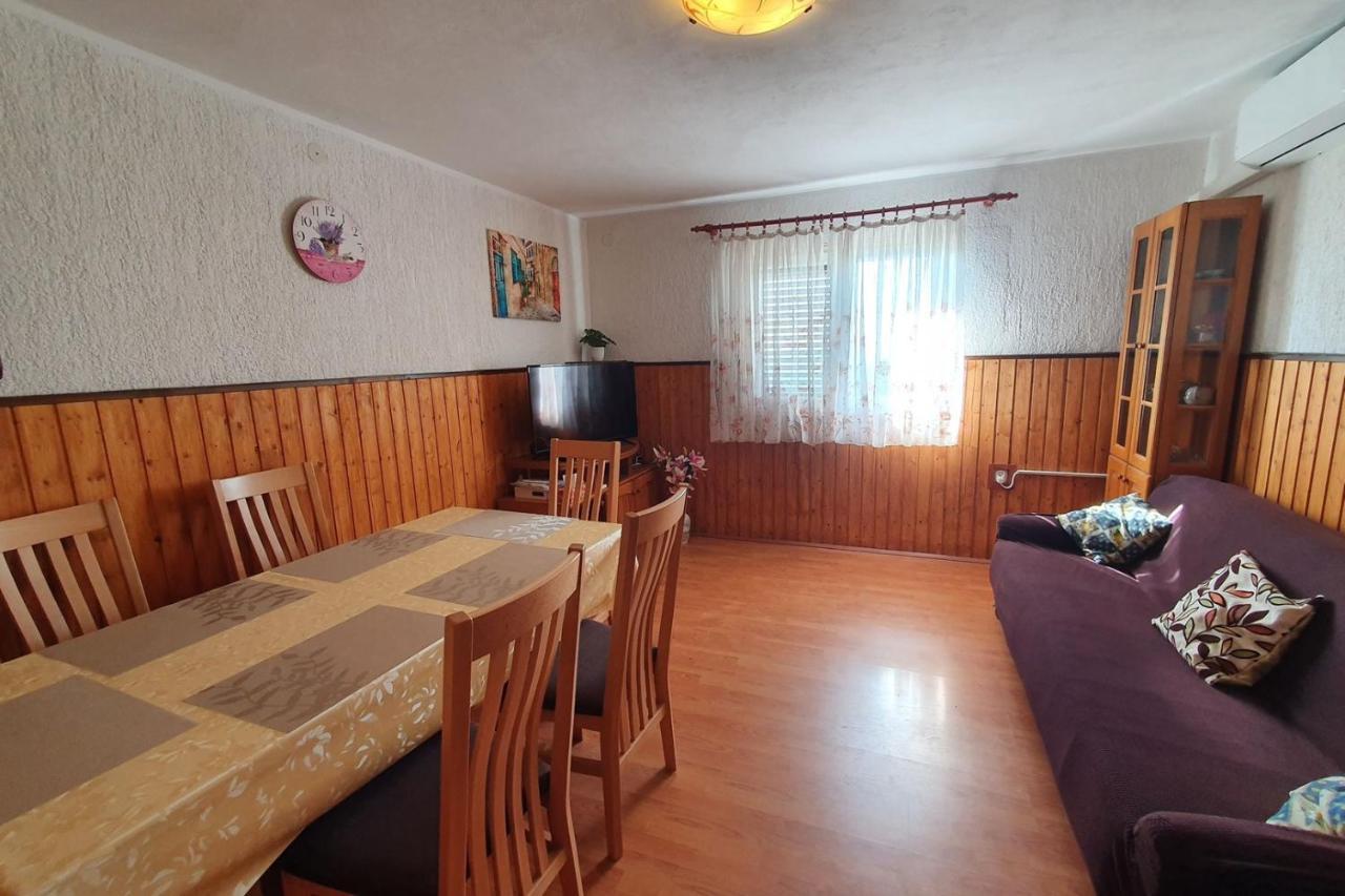 Apartment Mirella For 6 Persons Located In Central Istria Gradinje Екстер'єр фото