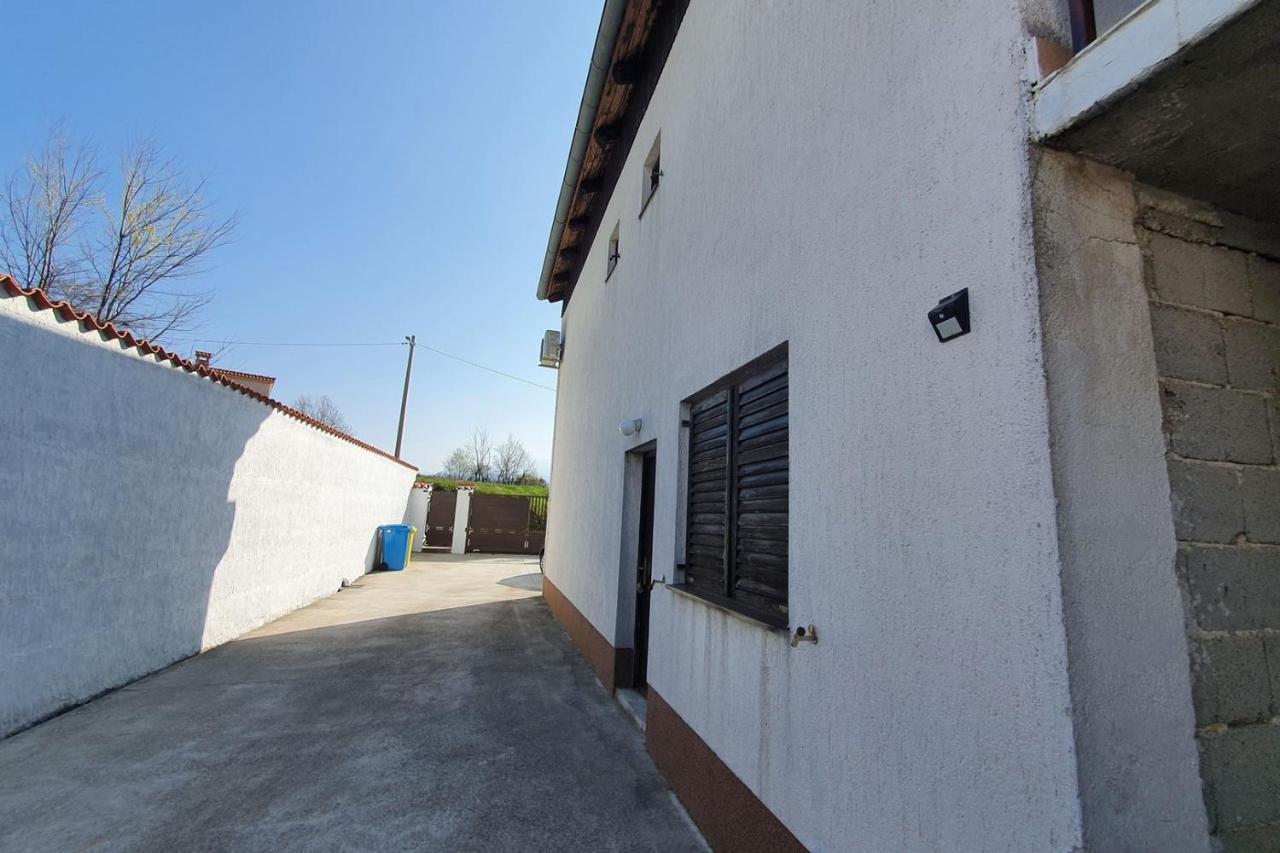 Apartment Mirella For 6 Persons Located In Central Istria Gradinje Екстер'єр фото