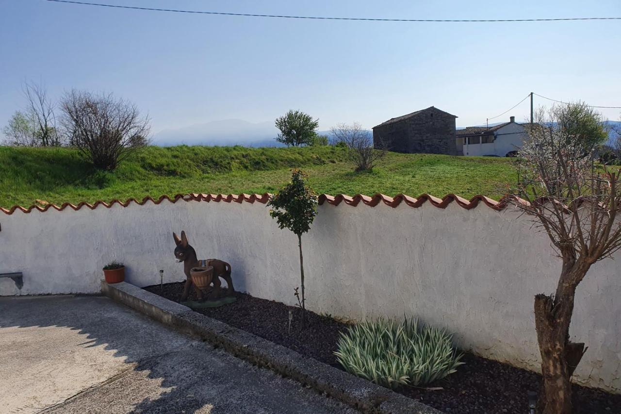 Apartment Mirella For 6 Persons Located In Central Istria Gradinje Екстер'єр фото
