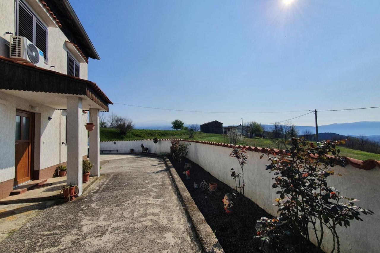 Apartment Mirella For 6 Persons Located In Central Istria Gradinje Екстер'єр фото